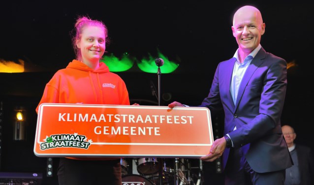 Joan Briels ontvangt het bord van Sanne Dietz | Fotonummer: d03166