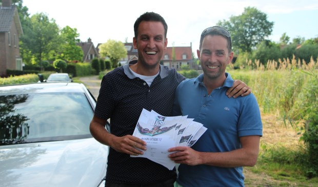 Rik en Jeroen met de gewonnen tickets nabij het WiSH terrein in Beek en Donk | Fotonummer: dd157e