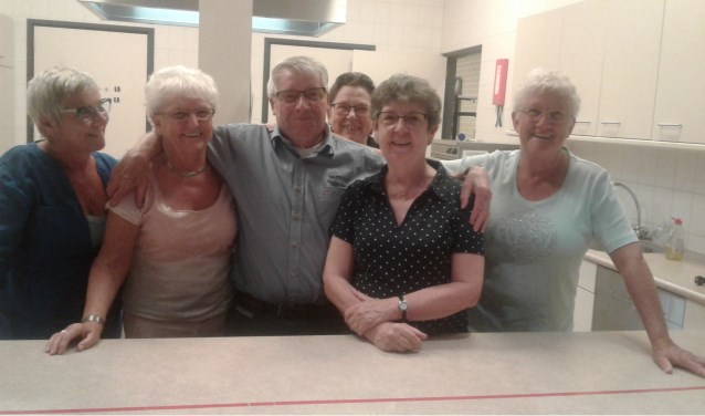 Ad Coolen te midden van 'zijn dames' | Fotonummer: 266298