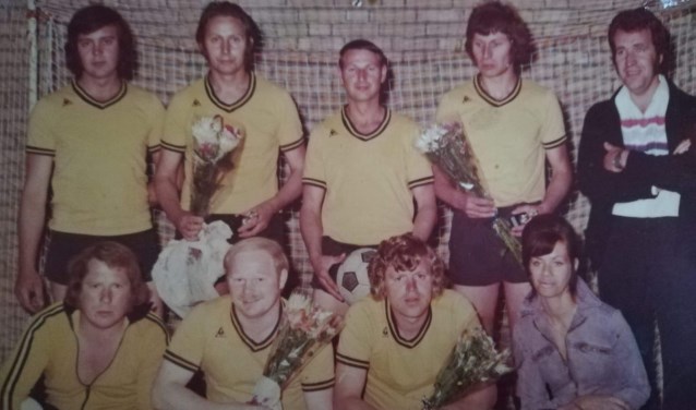 Het zaalvoetbalteam van de Visser. Rechts Paula en Ad (1970) | Fotonummer: a56772
