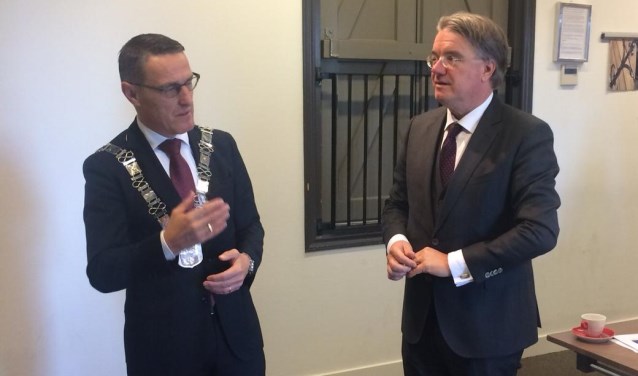 Burgemeester Frank van der Meijden (l) en Commissaris van de Koning, Wim van de Donk (r) | Fotonummer: a1d538