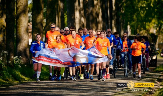 Running Team Laarbeek in actie tijdens Bevrijdingsdag | Fotonummer: 1370f2