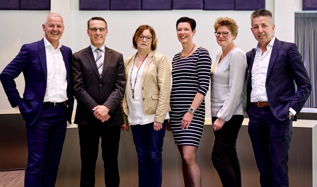 Het college, vlnr: wethouder Joan Briels, burgemeester Frank van der Meijden en wethouders Ria van der Zanden, Monika Slaets, Greet Buter en Tonny Meulensteen | Fotonummer: ca7056