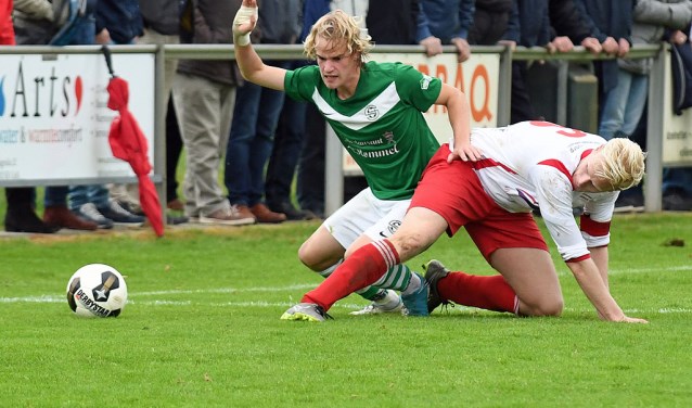 Jeremy Raaijmakers in duel om de bal (archiefbeeld) | Fotonummer: 727866