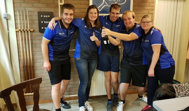 Team 8 viert het kampioenschap. Vlnr: Juul Verbeeten, Dorette van den Elsen, Richard Doensen, Marijn van Krieken en Tessa van den Boogaard | Fotonummer: 836491
