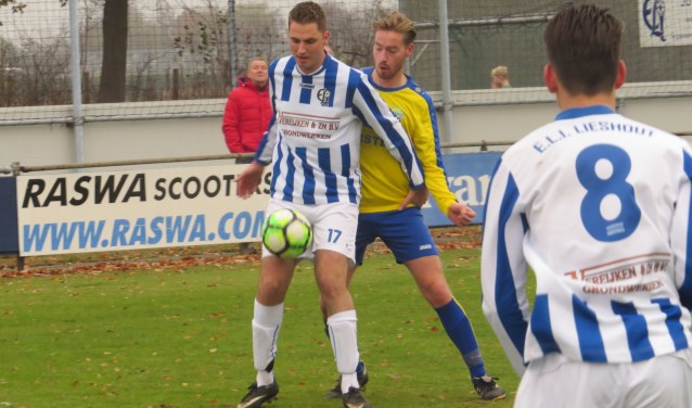 Roel Donkers schermt de bal af tegen de aandringende Tom van den Bogaard. Niels den Bol (8) kijkt toe | Fotonummer: 644547