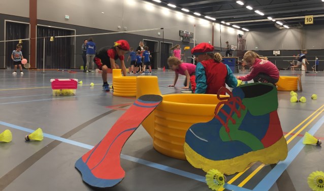 Een kleurrijk shuttlespel tijdens de Pietenavond | Fotonummer: 8cd6ae