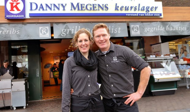 Danny en Daniëlla Megens voor de slagerij op de Woenselse Markt in Eindhoven (archief) | Fotonummer: 5f3026