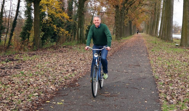 P. Skauwe (Pierre Heesakkers) op zijn blauwe fiets, die als rode draad door de columns liep | Fotonummer: dcf3c2