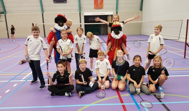 Zwarte Pieten op bezoek bij Badminton Club Lieshout | Fotonummer: b12042