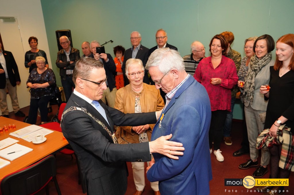 Wies Rooijakkers wordt benoemd tot Lid in de Orde van Oranje Nassau door burgemeester Van der Meijden | Fotonummer: 207425
