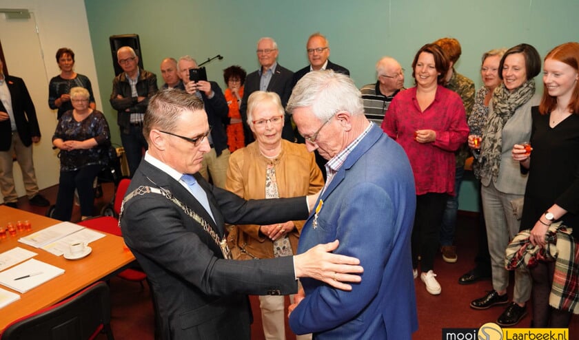 Wies Rooijakkers wordt benoemd tot Lid in de Orde van Oranje Nassau door burgemeester Van der Meijden | Fotonummer: 207425