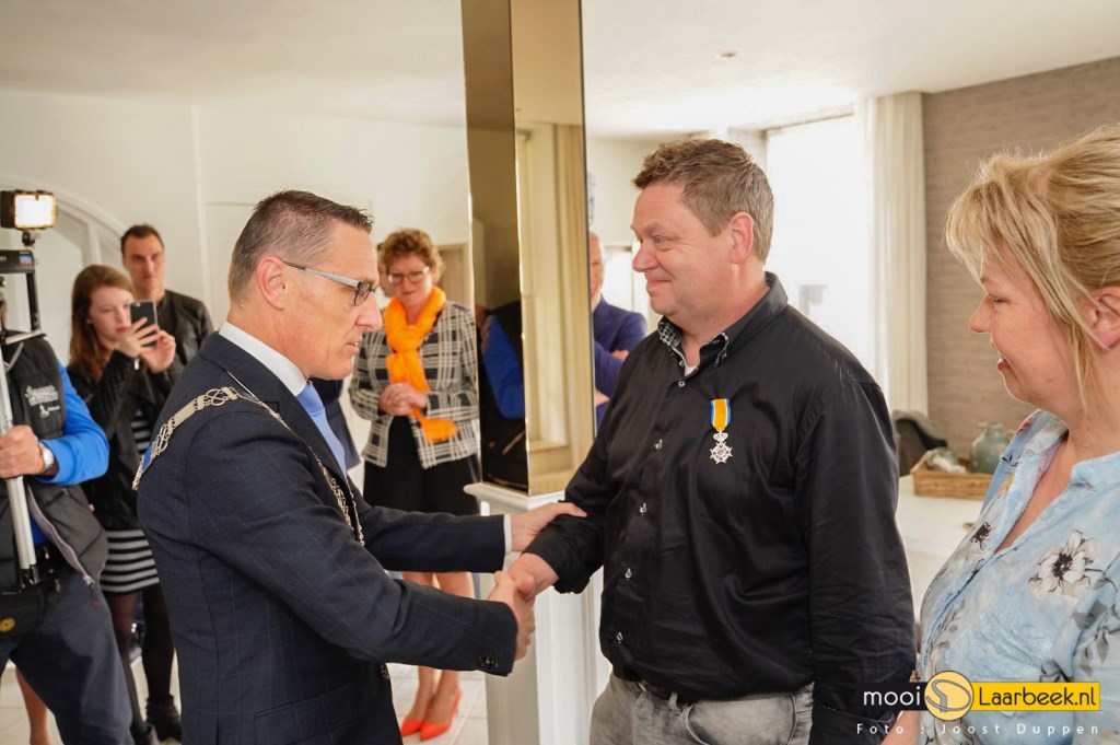 Frank van Esch wordt gefeliciteerd door Burgemeester Van der Meijden | Fotonummer: 899618