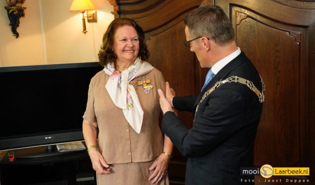 Henny de Leeuwe-Kleijngeld heeft het lintje opgespeld gekregen van burgemeester Frank van der Meijden | Fotonummer: 1f78c9