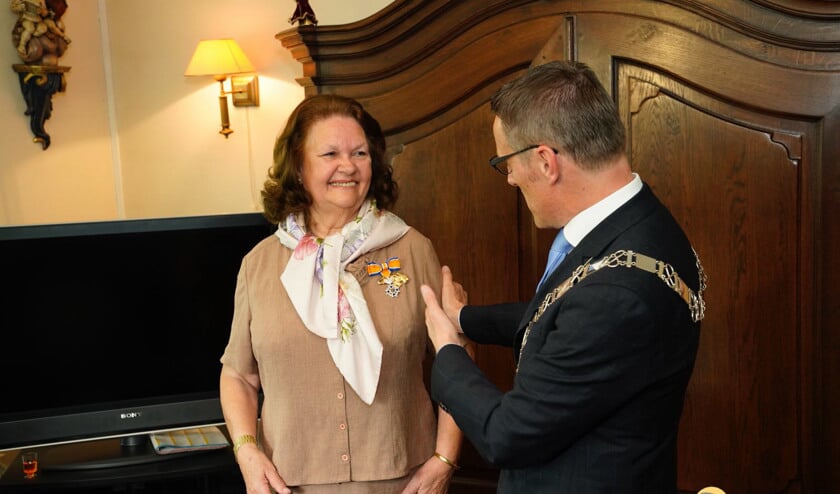 Henny de Leeuwe-Kleijngeld heeft het lintje opgespeld gekregen van burgemeester Frank van der Meijden | Fotonummer: 1f78c9