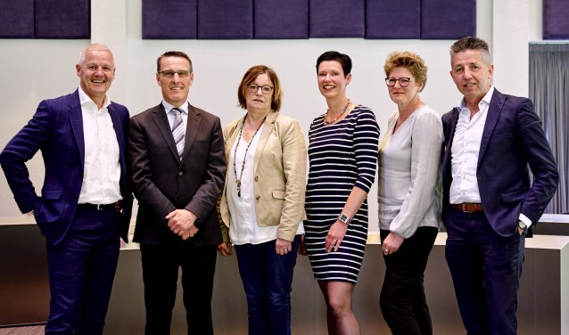Het nieuwe college, vlnr: wethouder Joan Briels, burgemeester Frank van der Meijden en wethouders Ria van der Zanden, Monika Slaets, Greet Buter en Tonny Meulensteen | Fotonummer: 537758