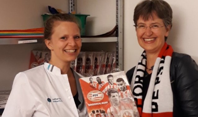 Gerdine Vereijken (r) overhandigt een droomalbum aan een medewerkster van het Catharina Ziekenhuis | Fotonummer: 507fe3