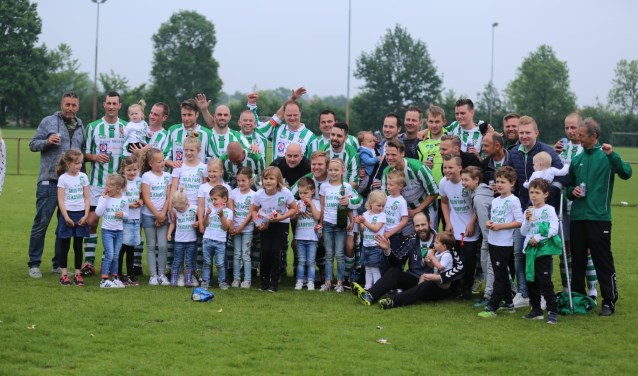 Het elftal van Sparta'25 5 werd voor het tweede achtereenvolgende seizoen kampioen | Fotonummer: 99a1b6