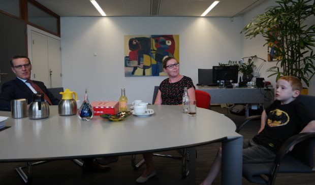 Dex (6) op bezoek bij burgemeester Frank van der Meijden | Fotonummer: b4d5cf