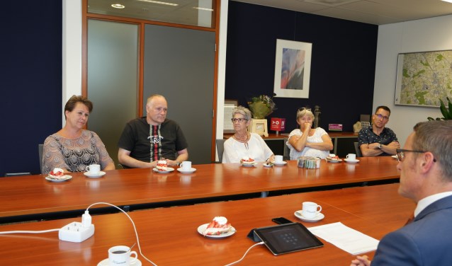 Burgemeester Frank van der Meijden (voorgrond) in gesprek met de werkgroep Leliestraat | Fotonummer: 000939