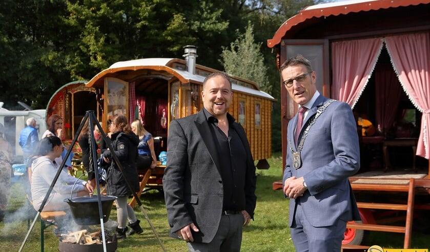 Burgemeester Frank van der Meijden en Koekie Wagner vorig jaar tijdens Latcho Diewes | Fotonummer: 9f837b