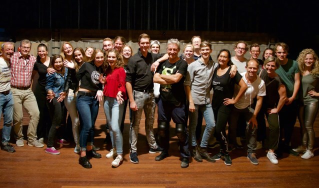 Jelle en Frans te midden van een deel van de cast | Fotonummer: eef134