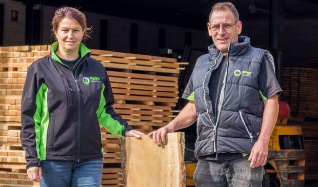 Ina en Bernard Donkers bij de opslag aan de Brakenstraat | Fotonummer: 11da13