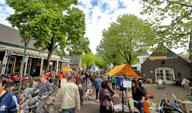 Drukte op het Heuvelplein tijdens het OranjeFestival | Fotonummer: 1d5b4d