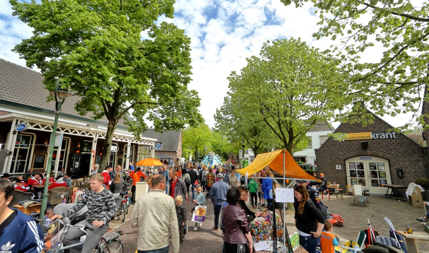 Drukte op het Heuvelplein tijdens het OranjeFestival | Fotonummer: 1d5b4d