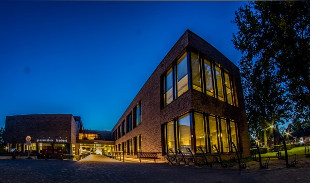 De parkeerplaats van het gemeentehuis is een van de locaties waar als eerste energiezuinige ledverlichting wordt aangebracht | Fotonummer: 3a2143