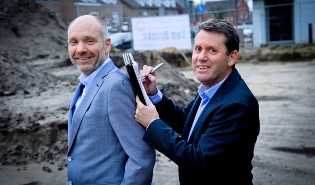 Pieter Michielsen (rechts, Rabobank Peel Noord) en Robert Hellings (links, projectontwikkelaar) op de bouwgrond van Mijnheer van Thiel | Fotonummer: c7a2b4