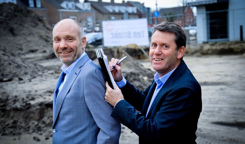 Pieter Michielsen (rechts, Rabobank Peel Noord) en Robert Hellings (links, projectontwikkelaar) op de bouwgrond van Mijnheer van Thiel | Fotonummer: c7a2b4