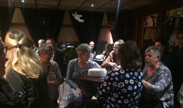 Maar liefst 52 personen namen deel aan het gezellige oliebollenkeeztoernooi | Fotonummer: c168a1