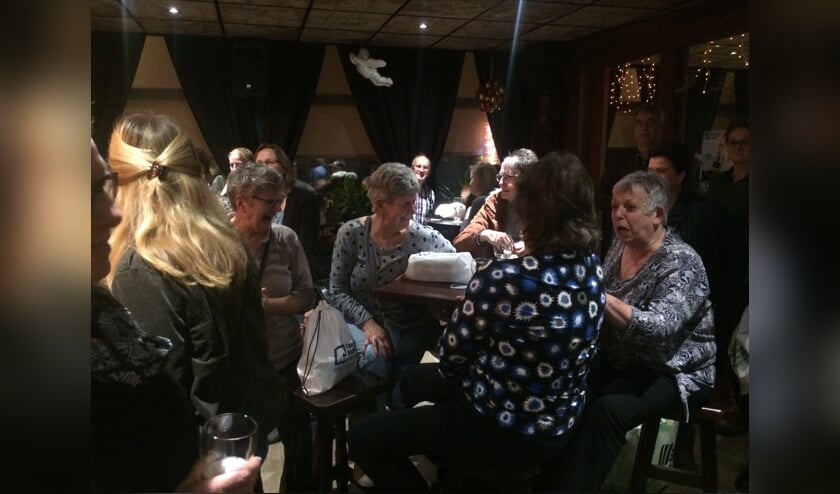 Maar liefst 52 personen namen deel aan het gezellige oliebollenkeeztoernooi | Fotonummer: c168a1