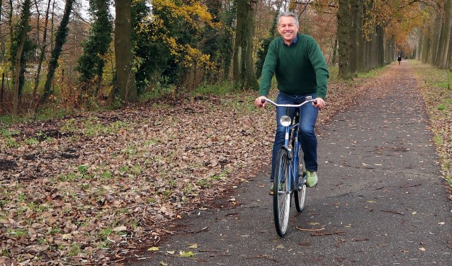 P. Skauwe (Pierre Heesakkers) op zijn blauwe fiets, die als rode draad door de columns liep | Fotonummer: 2bc849