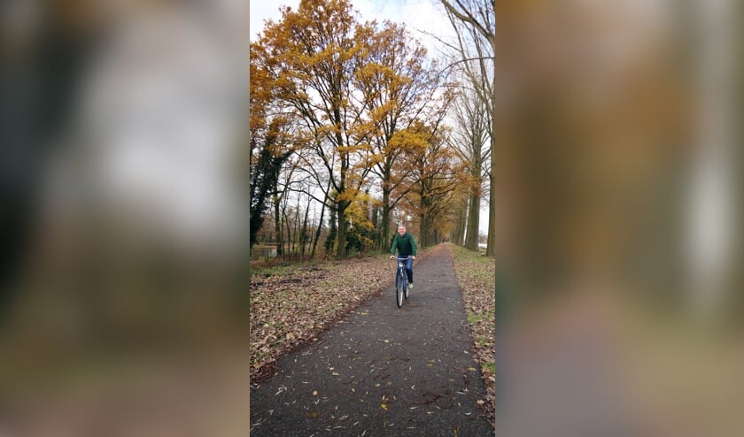 P. Skauwe (Pierre Heesakkers) op zijn blauwe fiets, die als rode draad door de columns liep | Fotonummer: 2bc849