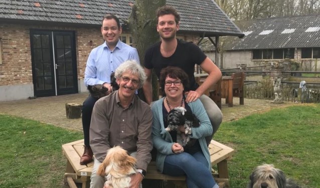 Boven, vlnr: Adriaan van den Oetelaar (penningmeester), Joep te Hove (lid). Onder, vlnr: Geert Bettinger (voorzitter) en Francien van de Ven (secretaris) | Fotonummer: ebe118