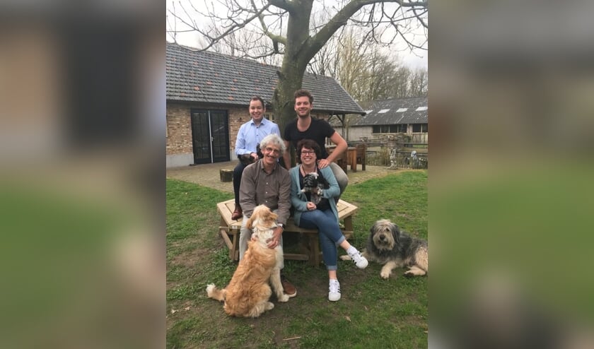 Boven, vlnr: Adriaan van den Oetelaar (penningmeester), Joep te Hove (lid). Onder, vlnr: Geert Bettinger (voorzitter) en Francien van de Ven (secretaris) | Fotonummer: ebe118