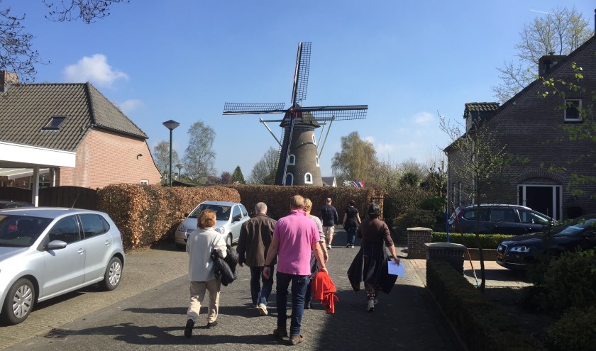 De 'Scan & Go speurtocht' in 2017 leverde veel groepjes op die al scannend hun weg door Lieshout vonden | Fotonummer: a7f8cc