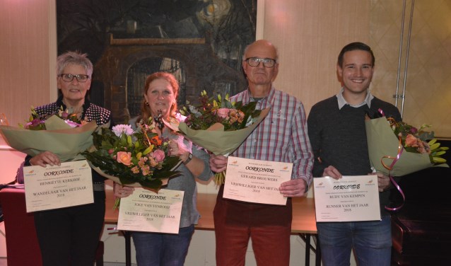 Vlnr: wandelaar van het jaar Henriëtte Kerkhof, de vrijwilligers Joke van Venrooij en Gerard Brouwers, runner van het jaar Rudy van Kempen | Fotonummer: 034523