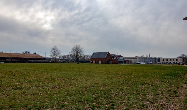 Het stuk grond naast de school wordt gebruikt voor de bouw van seniorenwoningen | Fotonummer: 5bdf4f