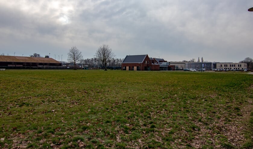Het stuk grond naast de school wordt gebruikt voor de bouw van seniorenwoningen | Fotonummer: 5bdf4f