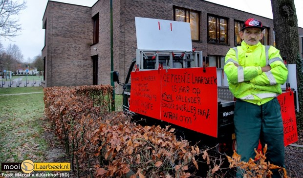 Jan Verspaget demonstreert een week lang voor het gemeentehuis van Laarbeek | Fotonummer: ed15f5