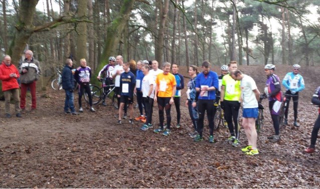Archieffoto Koppelcross: De deelnemers maken zich klaar voor de start | Fotonummer: 4fc809