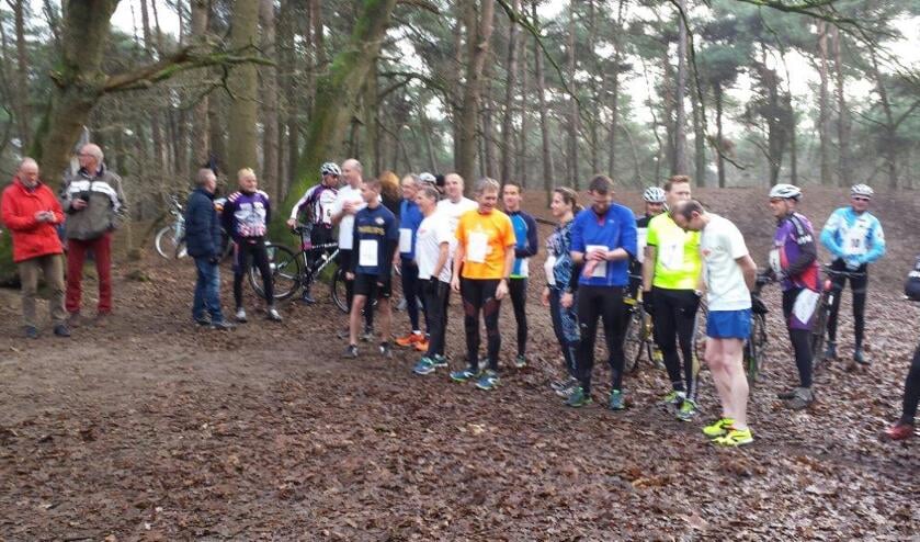 Archieffoto Koppelcross: De deelnemers maken zich klaar voor de start | Fotonummer: 4fc809