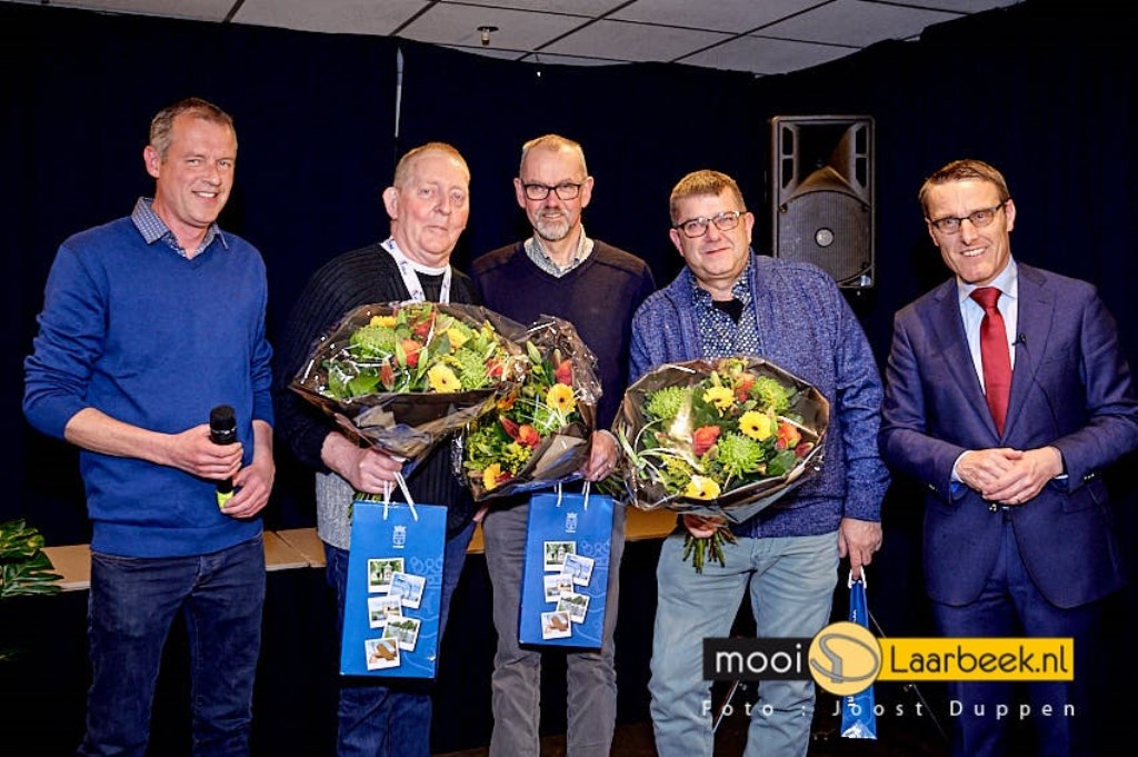 bij vogelvereniging Laarbeek zijn drie leden, Toon van Bakel, Jos van Kemenade en Gerard van de Akker, met hun vogels wereldkampioen geworden. Een unieke gebeurtenis. De laatste keer dat dit gebeurde is zeker 50 jaar geleden bij de vogelvereniging uit Aarle-Rixtel destijds. | Fotonummer: ddd025
