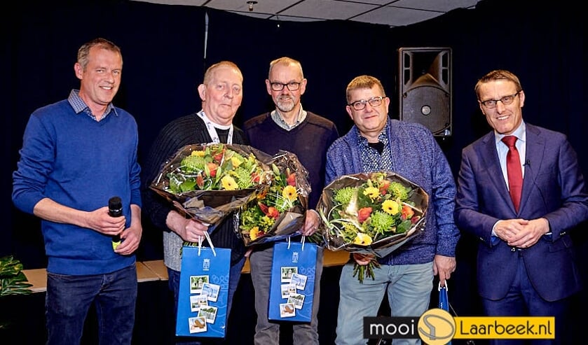 bij vogelvereniging Laarbeek zijn drie leden, Toon van Bakel, Jos van Kemenade en Gerard van de Akker, met hun vogels wereldkampioen geworden. Een unieke gebeurtenis. De laatste keer dat dit gebeurde is zeker 50 jaar geleden bij de vogelvereniging uit Aarle-Rixtel destijds. | Fotonummer: ddd025