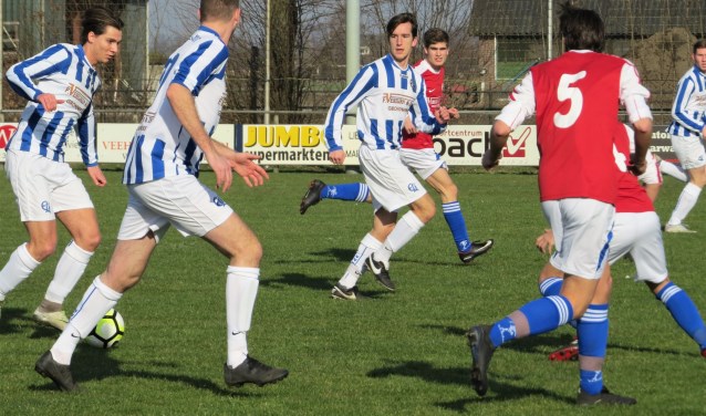 ELI in de aanval. Willem Slegers heeft de bal aan de voet. Roel Donkers (links) en Ruben van Hoof (midden) zijn alert | Fotonummer: 8f2fca