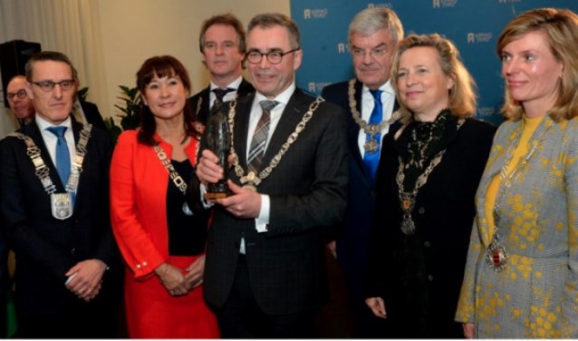 De Machiavelliprijs 2018 werd uitgereikt aan Jos Wienen, burgemeester van Haarlem. Links op de foto burgemeester Frank van der Meijden van de gemeente Laarbeek | Fotonummer: 2928ca