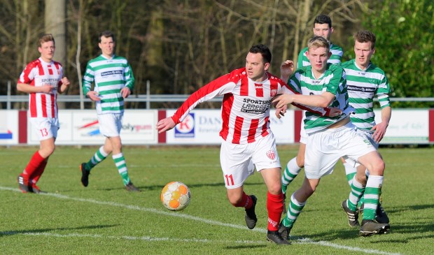 Thomas Fritsen (ASV'33) wordt fel op de huid gezeten door een verdediger van Milheezer Boys | Fotonummer: c8afa6